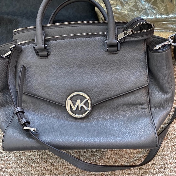 Bundle!!! Three Michael Kors purses - Picture 2 of 8